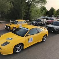 Fiat Coupe jaune et classiques